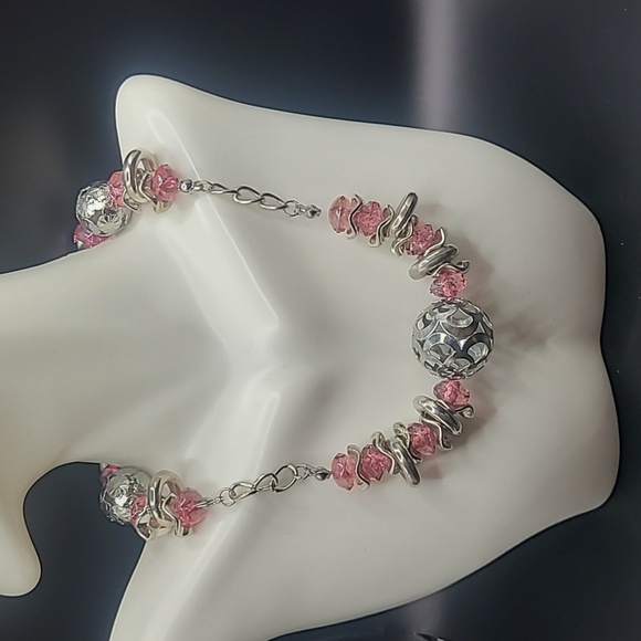 Silver tone pink beaded necklace - Picture 2 of 8